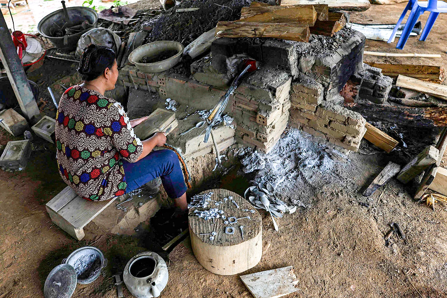 spoon-maker-ban-naphia-laos